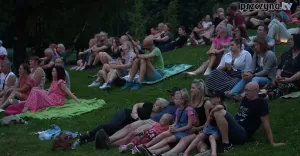 Wakacyjne kino na grce przed Pszczyskim Centrum Kultury!