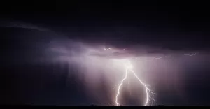 Sobota bdzie burzowa. Moliwe bardzo silne opady deszczu oraz duy grad