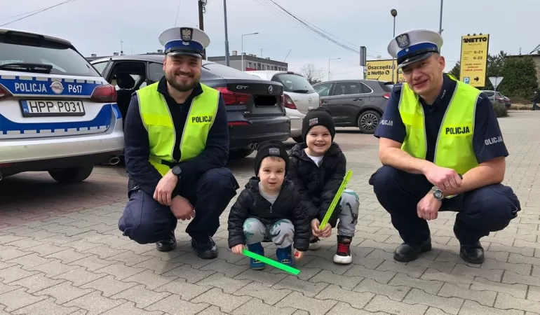 Pszczyńscy policjanci rozdawali odblaski mieszkańcom powiatu pszczyńskiego.