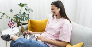 Młoda kobieta uczy lekcji angielskiego online w domu