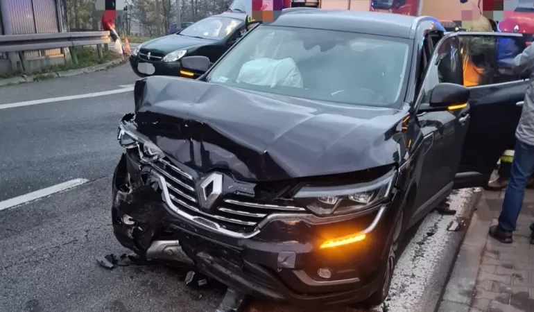 Zderzenie osobówek na skrzyżowaniu Uzdrowiskowej i DK-1
