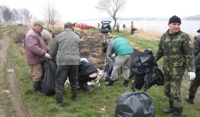 Akcja sprzątania na łąckim akwenie