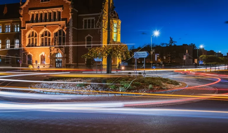 Budynek sądu wieczorem późnym