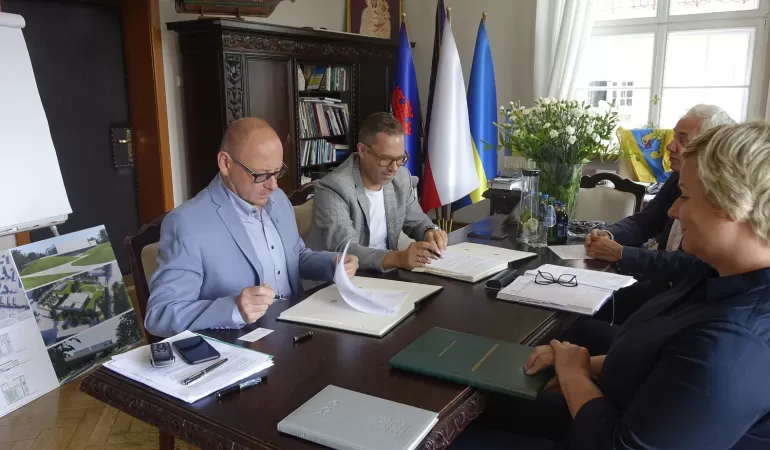 Z Ogólnopolską Kartą Seniora do Urzędu Miejskiego,