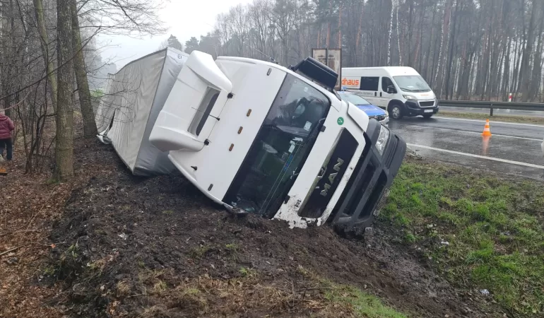 samochód ciężarowy w rowie