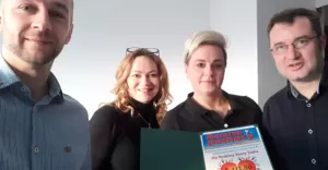 Przekazanie czeku dla pogorzelców