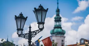 Latarnie na rynku z wieżą kościoła w tle