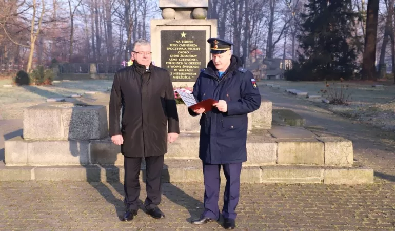 Pobrano próbki ziemi z cmentarza żołnierzy radzieckich