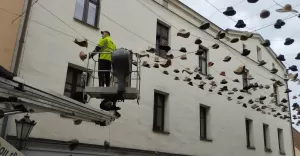 [FOTO] Trwa demontaż kapeluszy nad ulicą Bankową