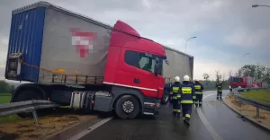 Ciężarówka uderzyła w bariery - 23.05.2018