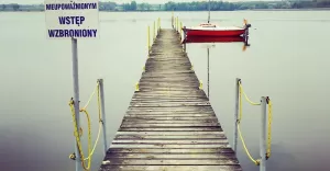 jezioro,akwen,zbiornik,plaża,łąka,pomost,keja,przystań,grill,ognisko,biwak,żaglówka,łódka,w
