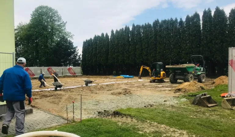 Boisko, Góra, szkoła