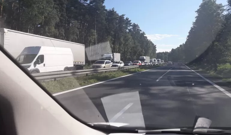 Samochód dostawczy zderzył się z ciężarówką na DK-