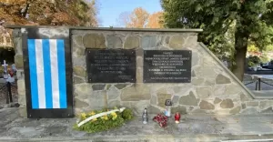 Pomnik więźniów oświęcimskich na cmentarzu Krzyża