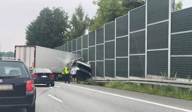 Kolizja ciężarówki z ekranami dźwiękochłonnymi na Wiślance