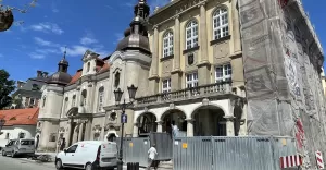 Remont elewacji pszczyńskiego ratusza - odsłonięto gotową część - 21.05.2025