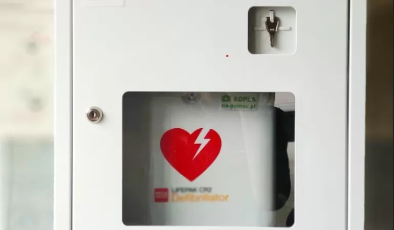AED - defibrylator w pszczyńskiej komendzie policji