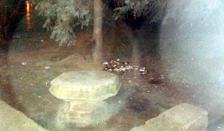Herbaciarnia, śmieci, alkohol, butelki