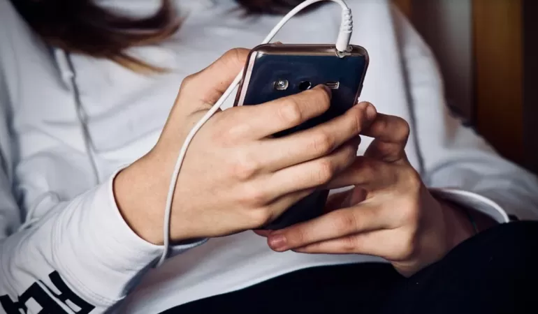 młodzież, nastolatek, smartfon, telefon, internet