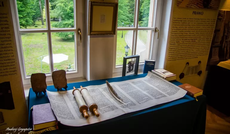 Wystawa "Historia biblii" w Stajniach Książęcych - 08.2022