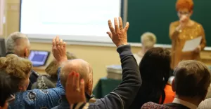 Zebranie sprawozdawcze na os. Powstańców Śląskich, głosowanie