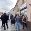 [ZDJĘCIA] Handlarze starociami od czwartku koczowali przed wejściem do BIT w celu rezerwacji miejsca
