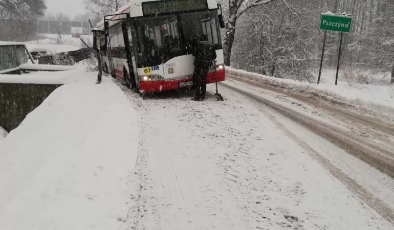 Autobus, Czarków, zima, śnieg