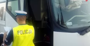 Policjanci kontrolują autokary wycieczkowe