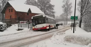 Autobus, Czarków, zima, śnieg