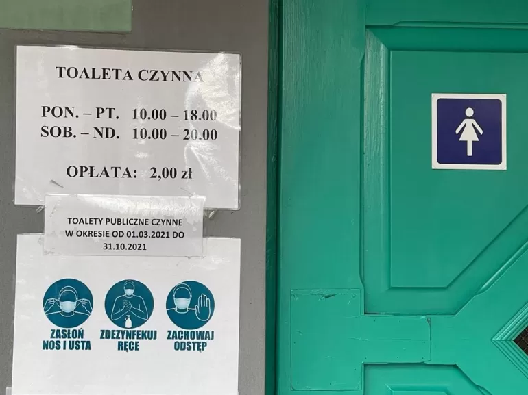 Szalet w parku zamknięty w okresie zimowym
