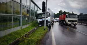 Kolizja samochodu ciężarowego na DK-1