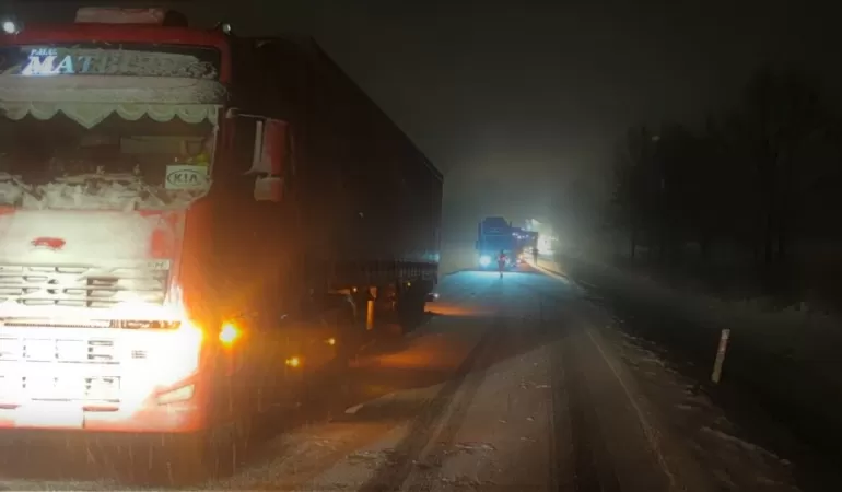 Opady śniegu; paraliż na DW938 w Pawłowicach