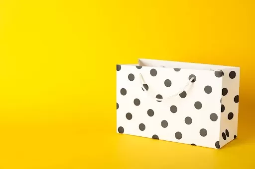 papierowa torba w kropki