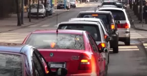ulica Dworcowa, korek, przejazd kolejowy