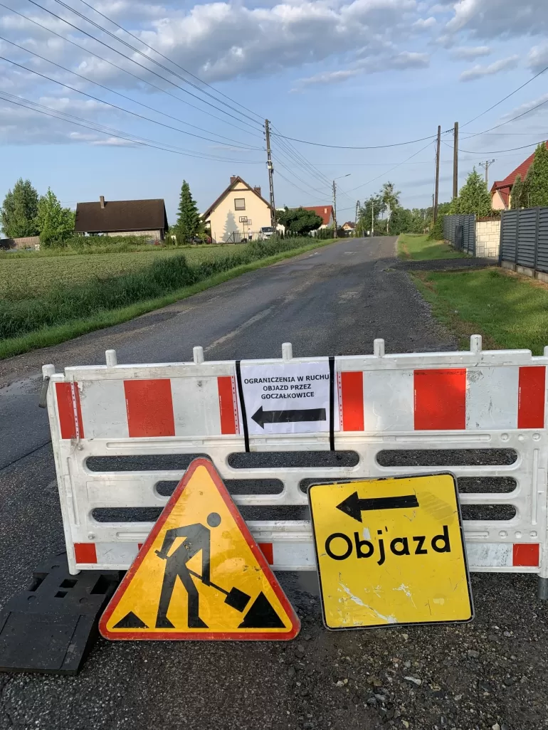 Utwardzanie poboczy na ulicy Spokojnej w Ćwiklicach - 06.2025