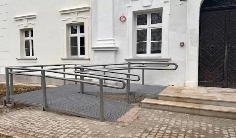 Nowe schody oraz pochylnia w rudołtowickim Zameczku