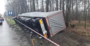 samochód ciężarowy w rowie