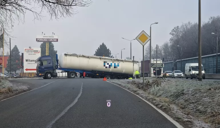 Ciężarówka zablokowała drogę podczas manewrowania