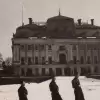 [Historyczne zdjęcie] Żołnierze przed zamkiem po wyzwoleniu Pszczyny w lutym 1945 roku
