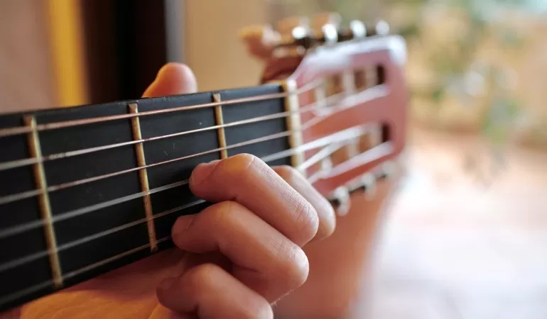 gitara, gitarzysta, instrument, ognisko muzyczne