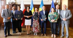 Dyrektorzy powiatowych szkół odebrali akty powierzenia