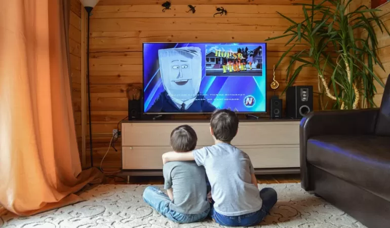 dziecko, film , streaming, telewizor, telewizja, netflix