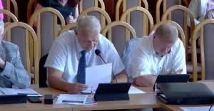 Radny Jacek Sodzawiczny przedstawił podczas sesji Stanowisko klubu radnych PiS w sprawie wotum zaufania dla Zarządu