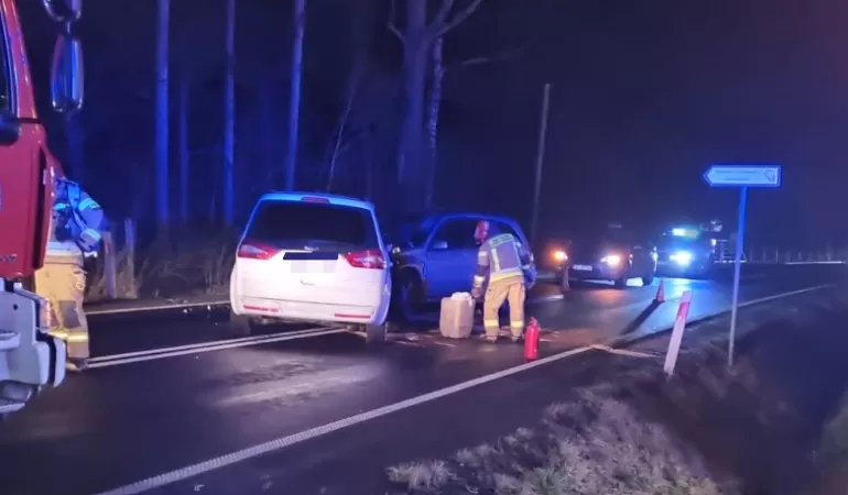 Czołowe zderzenie osobówek na ul. Żubrów w Jankowicach
