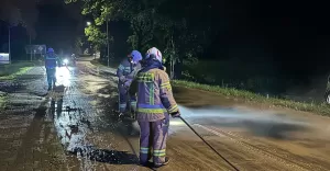 Strażacy OSP Golasowice zadysponowani do zmycia błota z jezdni na ul. Kraszewskiego