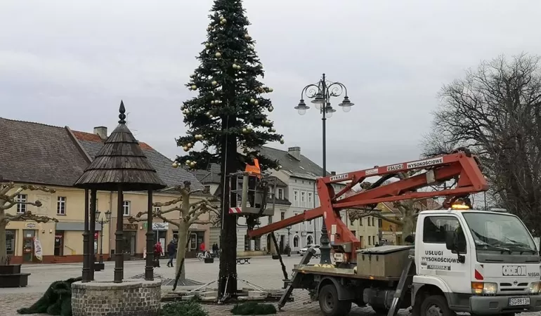 Demontaż choinki na pszczyńskim rynku