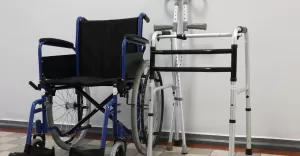 sprzęt rehabilitacyjny, wózek, kule