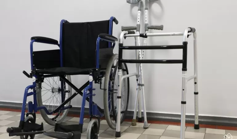sprzęt rehabilitacyjny, wózek, kule