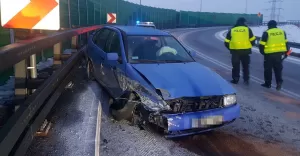 Poranna kraksa na zjeździe z obwodnicy
