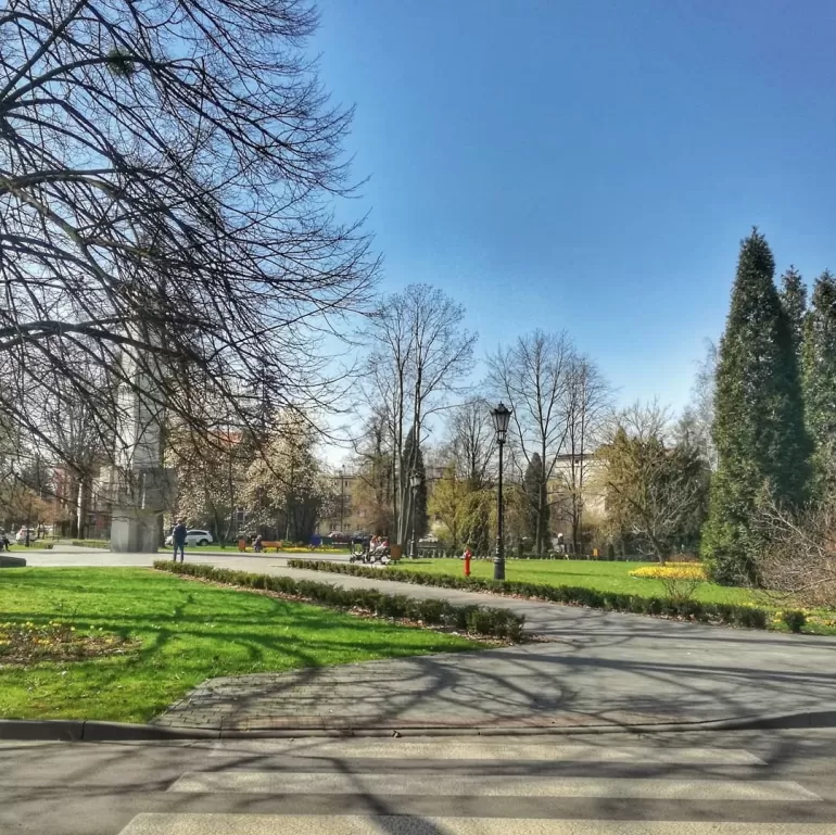pszczyna,plac,pomnik,spacer,wiosna,slonce,kwiaty,drzewa,kwiecień,12kwietnia,silesia,fotodnia,insta